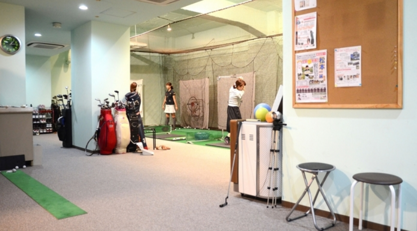 東京インドアゴルフ(渋谷deゴルフ)スクールの練習風景