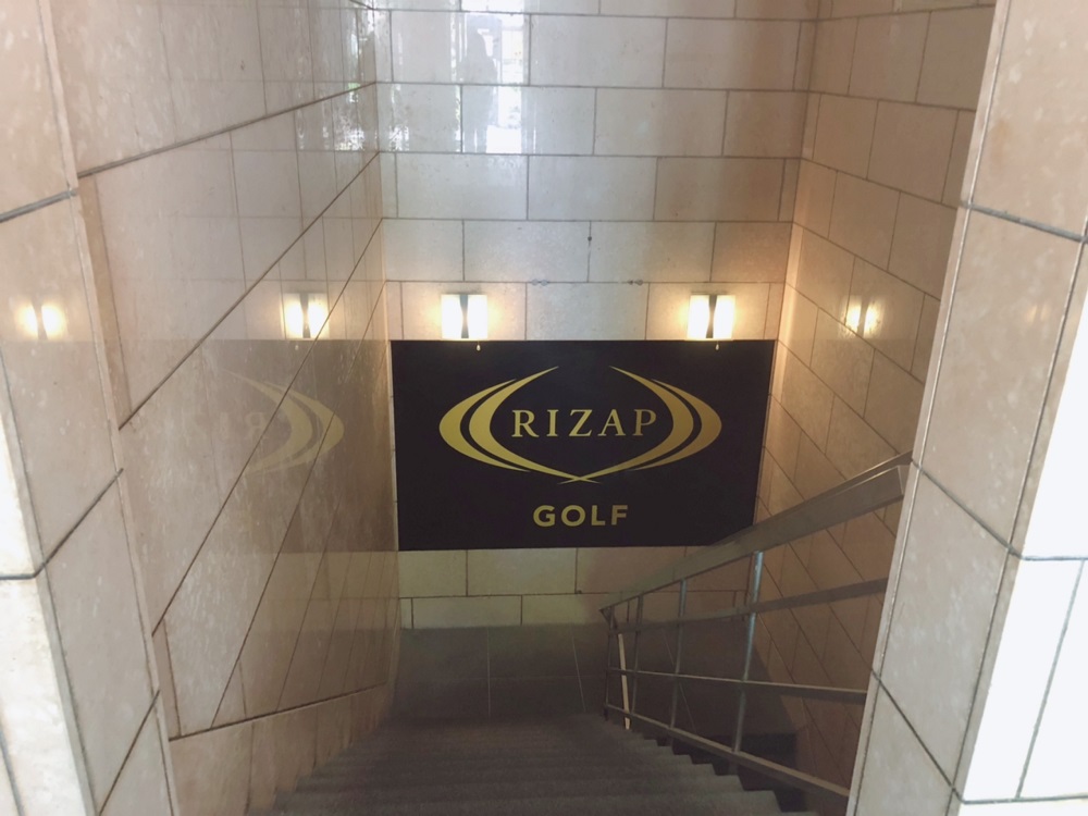 ライザップゴルフ心斎橋店に降りる階段